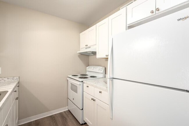 Building Photo - Everett Apartments - 101-10