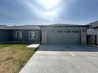 Building Photo - Stunning 3 bedroom 2 bathroom home in Meridian