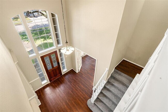 Building Photo - 2645 Lakeway Dr
