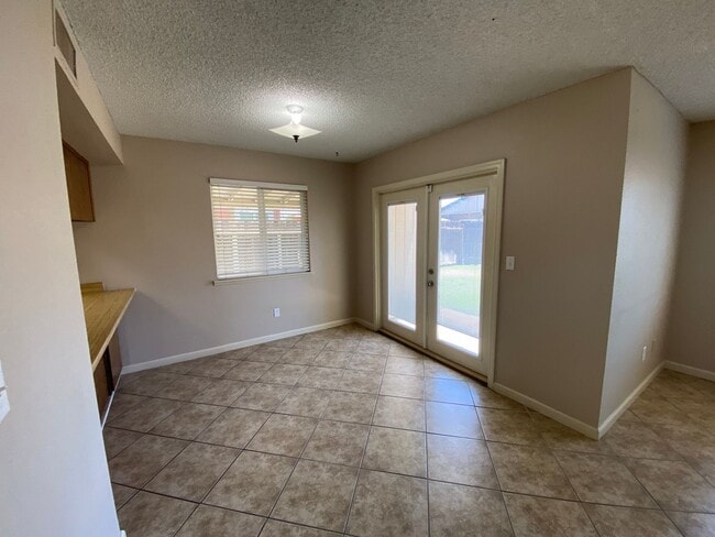 Building Photo - North Visalia Townhome Available Now