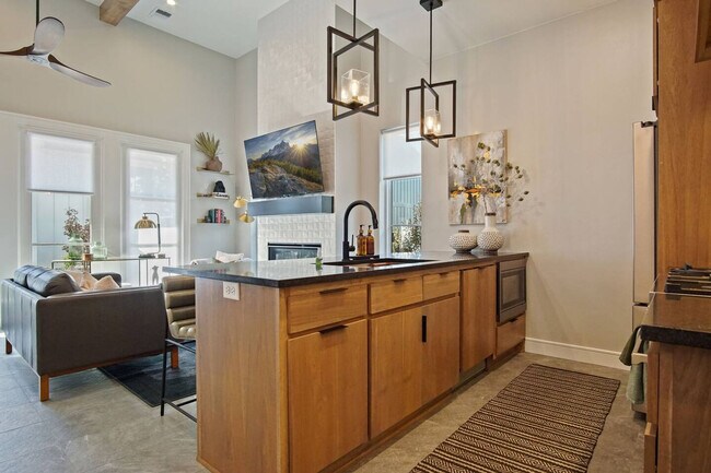 Building Photo - 225 W 1st St