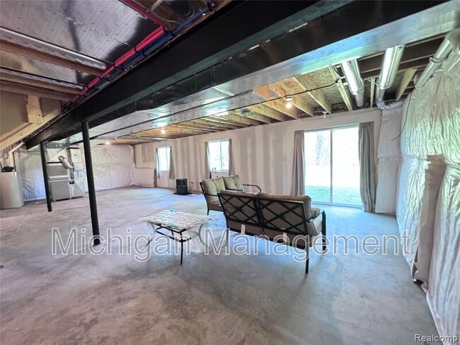 Building Photo - 6149 Woodridge Ln