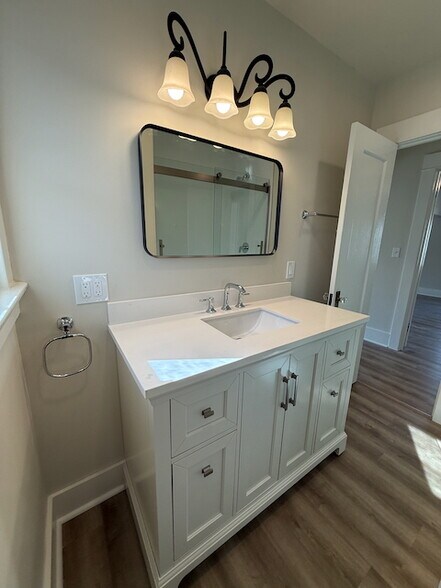 Bathroom (between rooms 1 & 2) - 1624 Mill St