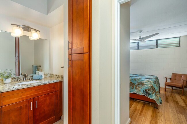 Building Photo - 1/1 Updated Furnished Condo + Private Lanai