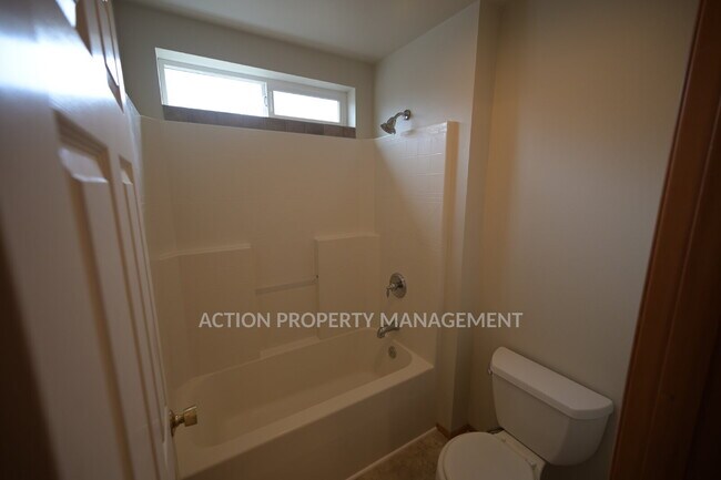 Building Photo - 2 bed 1 bath, top floor apartment in Port Angeles, close to Peninsula College and the Olympic Nat...