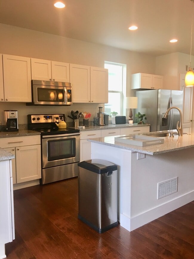 Building Photo - Luxury in Old Town Lafayette for Lease! MU...