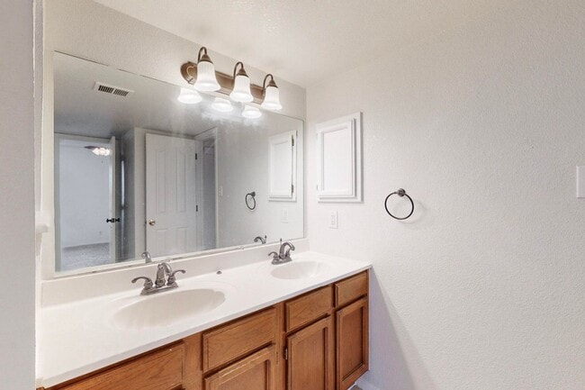 Building Photo - Beautiful 4 bedroom, 2 bath home in Northeast El Paso!