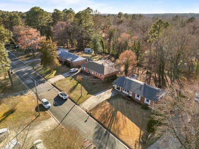 Building Photo - 2910 Kanewood Dr
