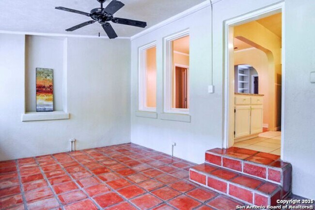 Building Photo - 2 Bedroom/1 Bath Alamo Heights Subdivision