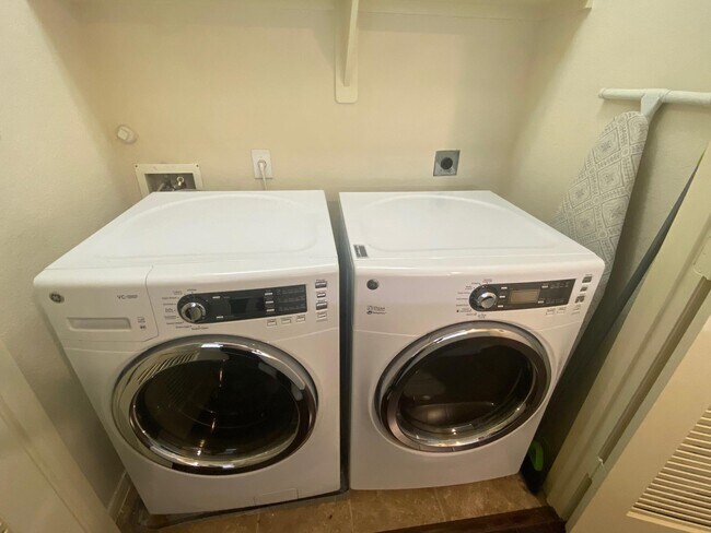 Building Photo - 3209 Clearview Cir