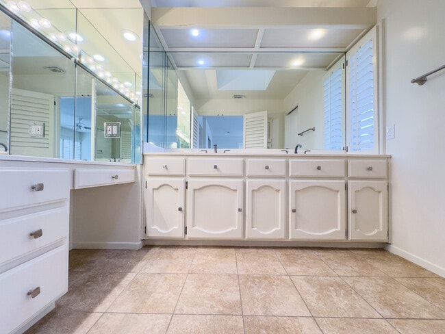 Building Photo - 2274 Caminito Castillo