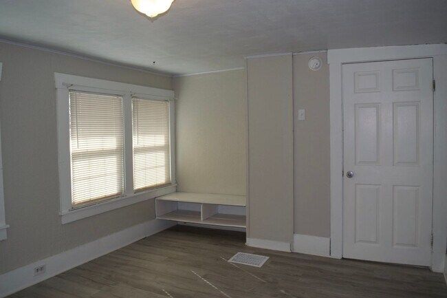 Building Photo - Conveniently Located 3 Bed 2 Bath House