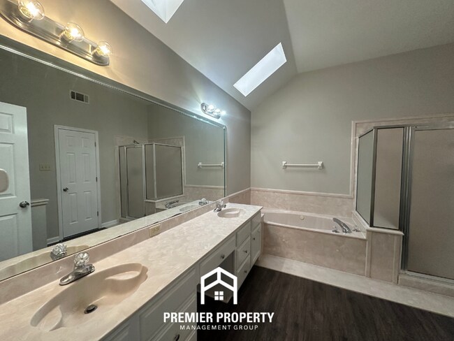 Building Photo - 8374 Kings Trail Cove