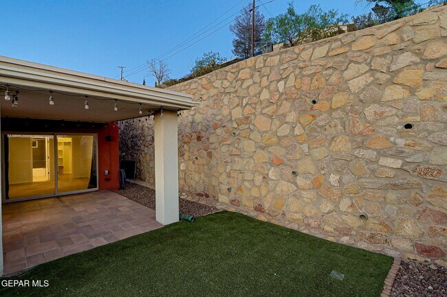 Building Photo - 4016 Camelot Heights Dr