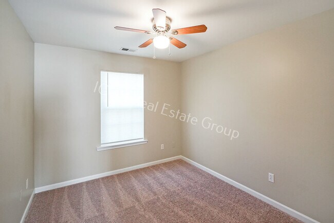 Building Photo - 3/2.5 End unit townhome