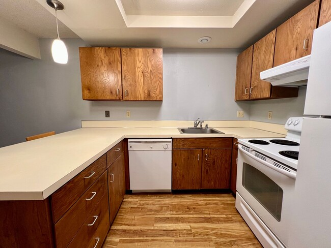 Building Photo - Beautiful 2 Bed, 2 Bath Townhome with Community Pool, Gym & Clubhouse!