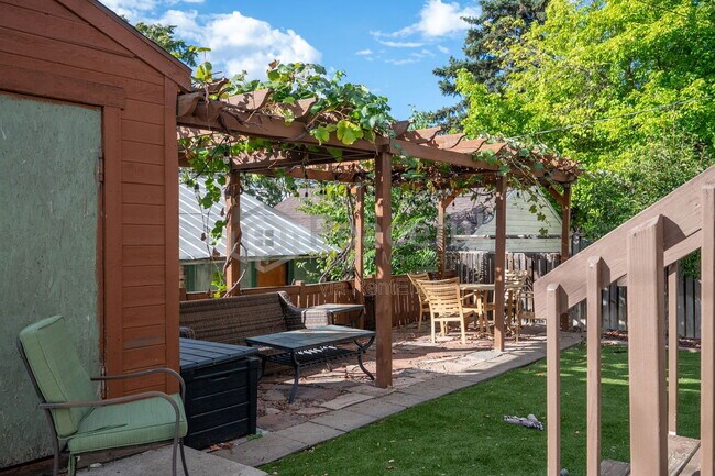 Building Photo - 322 E 6th Ave