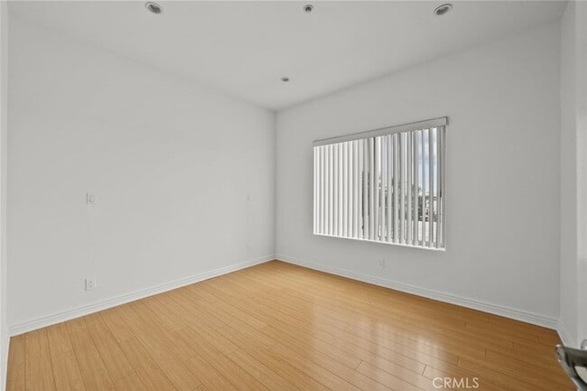 Building Photo - 231 E Burbank Blvd