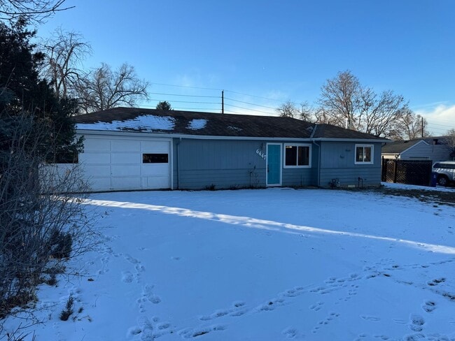 Building Photo - Cute little home with huge back yard.