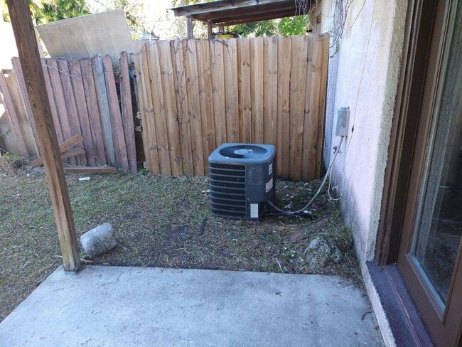 Building Photo - 3 Bedroom, 1.5 Bath - Two-Story Home/Duplex