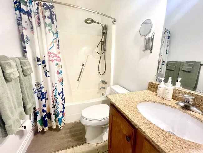 Building Photo - 736 W Ocean View Ave