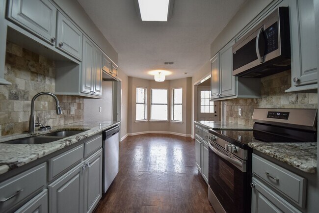 Building Photo - Available Now! Stunning 3 Bed 2 Bath in Fl...
