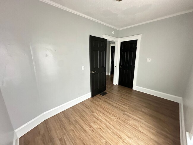 Building Photo - 613-615 S Mechanic St