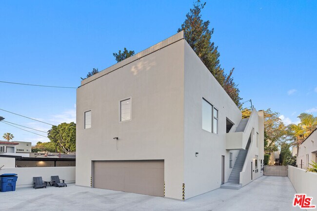 Building Photo - 613 Westmount Dr