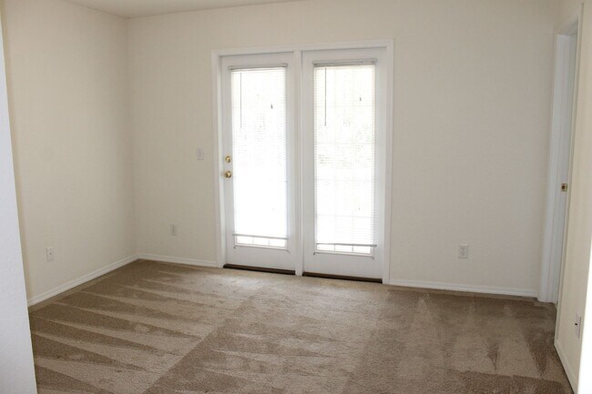 Building Photo - Three Bedroom Townhome in University Park with Balcony