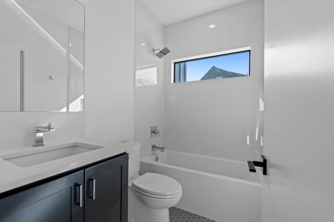 Building Photo - 2916 E 13th St