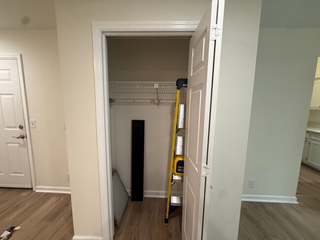 Building Photo - Beautiful Condo in Hillsboro Villlage
