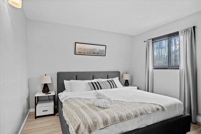 Building Photo - 1150 Country Club Dr