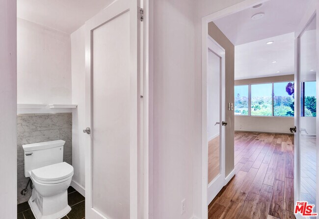 Building Photo - 865 Comstock Ave