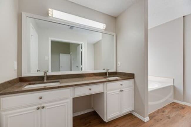 Building Photo - Beautiful newly redone single story home i...