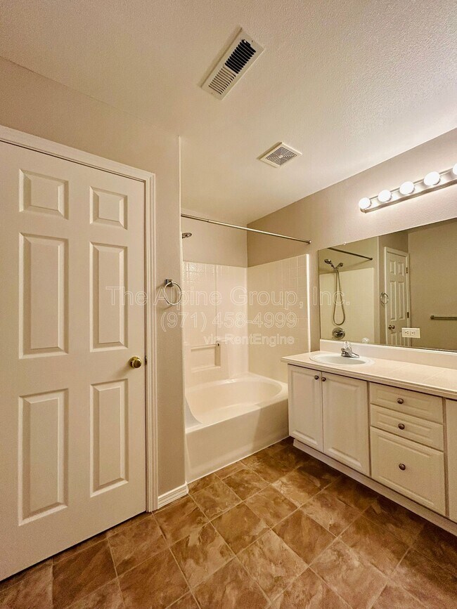 Building Photo - 10691 SW Celeste Ln