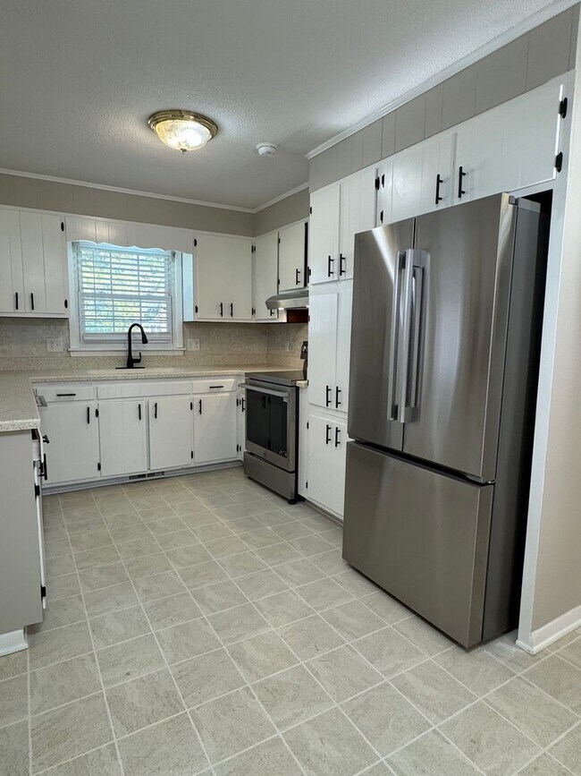 Building Photo - Darling on Deborah