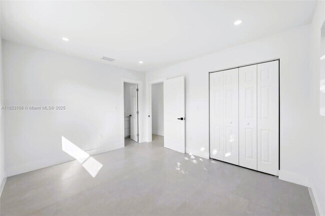 Building Photo - 172 SW 35th Terrace