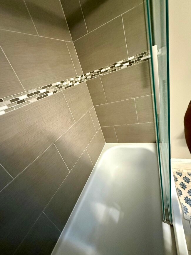 Building Photo - 111 Lake Emerald Dr