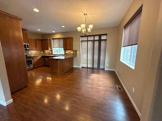 Building Photo - Beautiful 3 Bedroom  2.0 Bathroom Home in ...