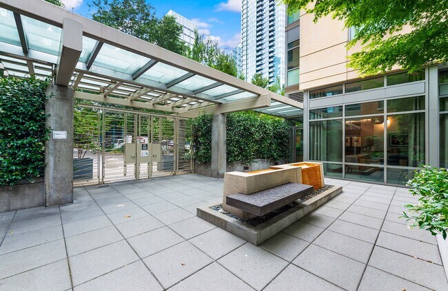 Building Photo - Bright Corner 1Bed/1Bath Condo in the Heart of Downtown Seattle!