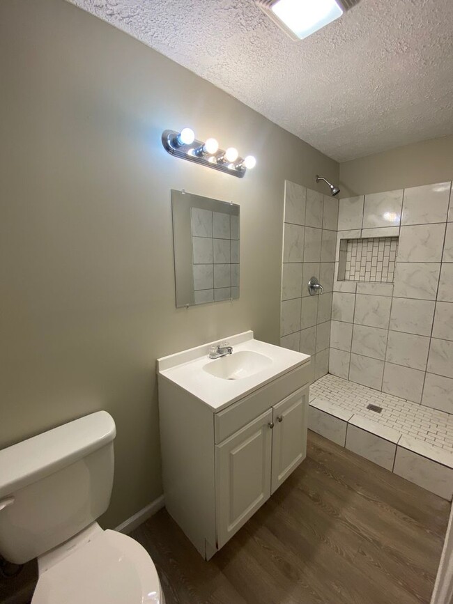 Building Photo - Tri-level, 4 bed 2 full bath located in Wa...