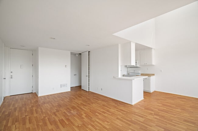 Building Photo - 5900 Canterbury Dr