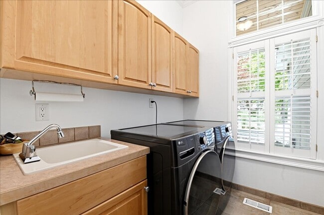 Building Photo - Luxury Living in Southeast Boise, 3-Car Garage, Hot Tub & Flexible Bonus Loft & Private/Secure Wo...