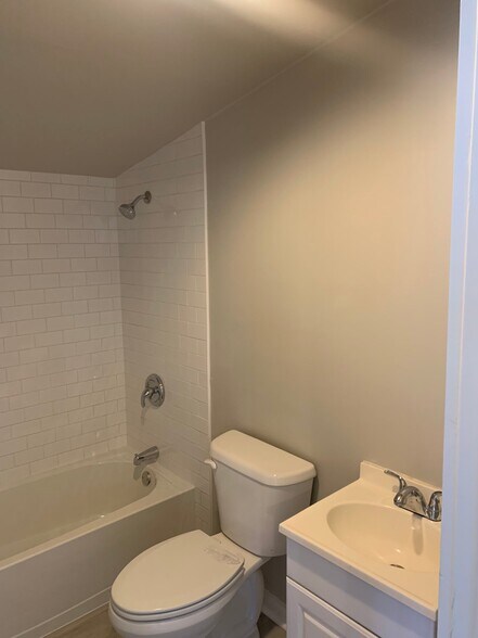 Building Photo - 219 N Bristow Ave