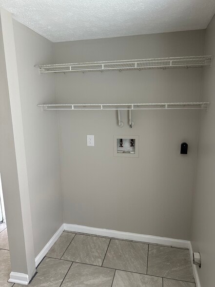 Building Photo - 10 Victoria Manor Ct