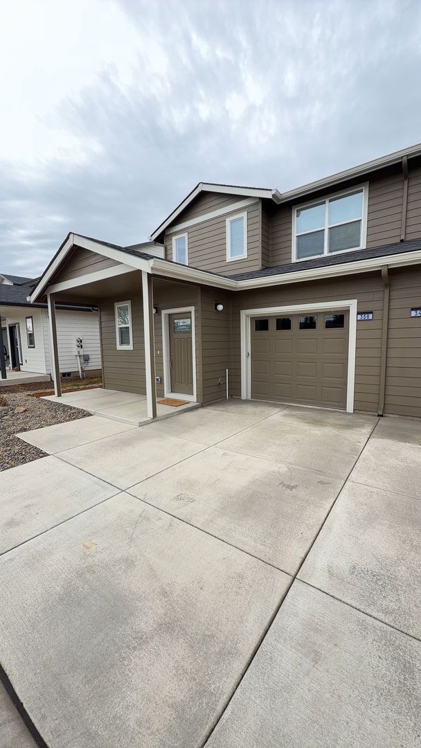 Building Photo - Chernishoff Seven Oak Luxury Duplex