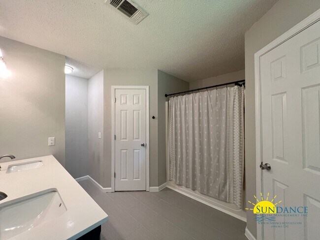 Building Photo - Spacious 3-Bedroom Home with Solar Panels & Lawn Maintenance Included in South Crestview