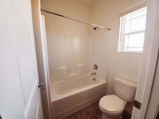 Building Photo - 3 BEDROOM HOME WITH ROOFTOP DECK! STRIP VIEWS!