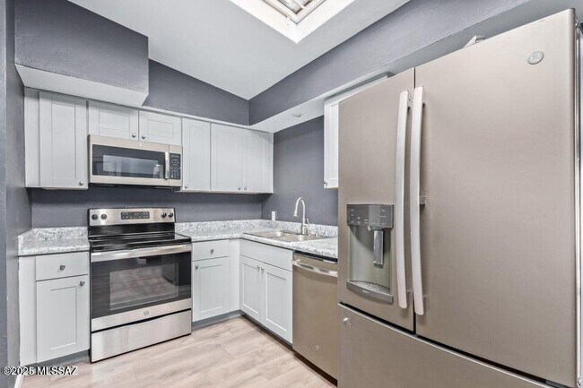 Building Photo - 843 E Alturas St