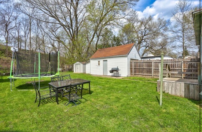 Building Photo - Spacious 4 Bed / 1 Bath Home in Carrollton Township!